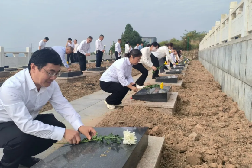 济源财政局参加烈士纪念日活动